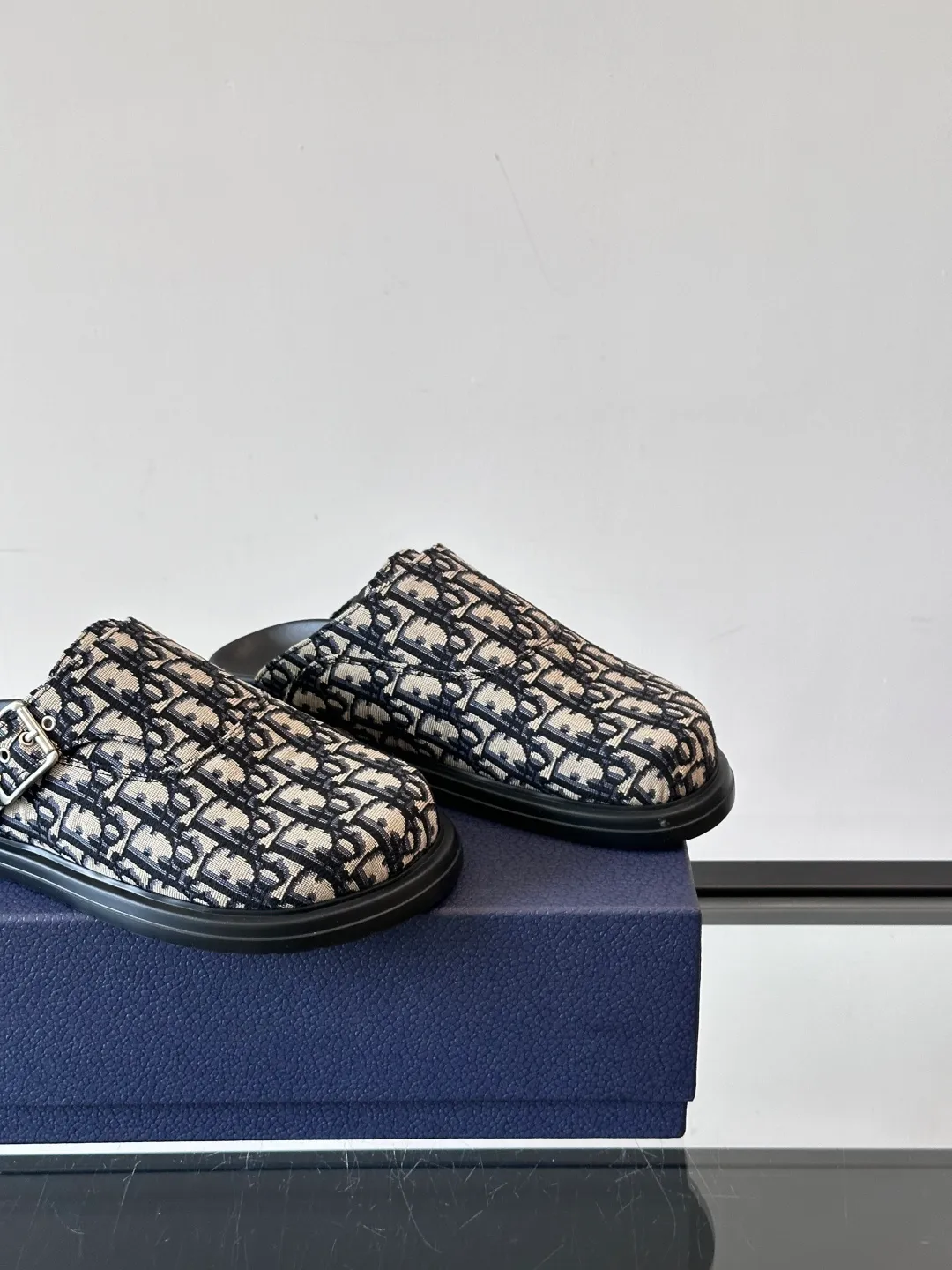 Men's Men's Shoes 💰360 [New Style] 🏃‍♂️🏃‍♂️Dior-Dior's new mules are new. I think the toe-toe mules are really cool for boys. They are Dior's most classic oblique print and are fashionable and comfortable. These Dior Aqua mules combine modern style and classic design. Beige and black Oblique printed fabric upper with adjustable straps and a metal-clad copper alloy Dior buckle for added style. Paired with black leather, rubber and EVA notch soles, they can be easily paired with a variety of casual outfits. size: 38-45 (38.45 customized)